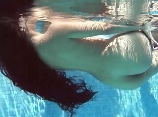 Andreina De Luxe swims naked and beautiful in the pool
