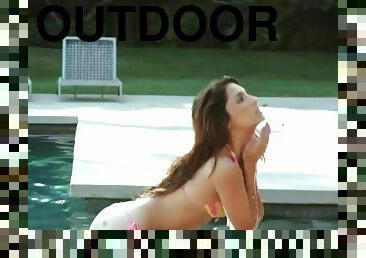 Melissa Marie bikini striptease in the pool