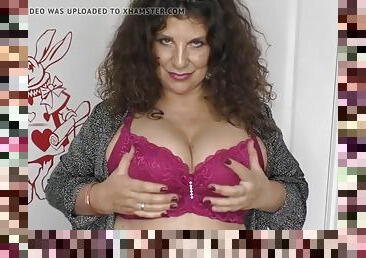 Big natural tits mature woman showing downblouse