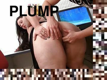 Big belly plumper seduces client into sex game