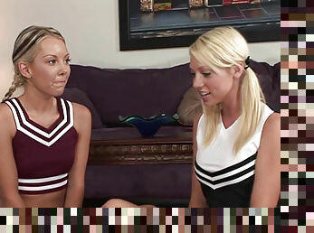 Teen cheerleaders in lesbian thresome