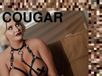 Kinky cougar Karissa Shannon is waiting for a hard pulsating prick