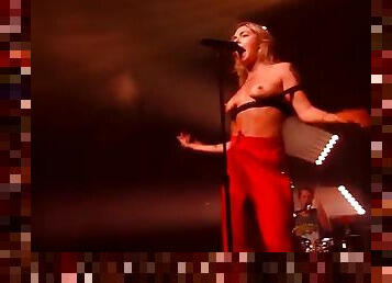 Concert titties