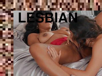 Jenna Foxx and Brooklyn Gray playing lesbian games in bed