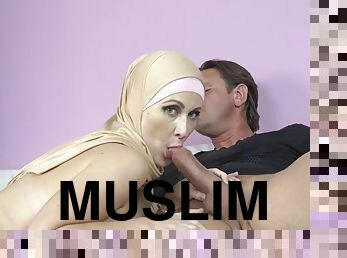Hot muslim MILF Isabella Lui porn video