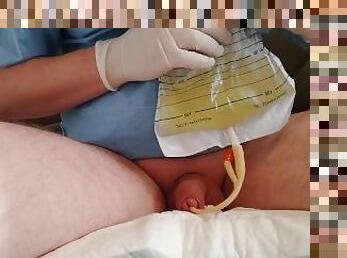 Filling the bladder with one's own urine through a catheter