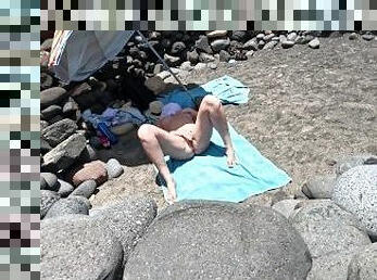 Guy finds a naked stranger girl fingering on public beach and cum