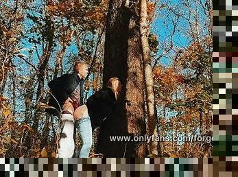 Fucked a beauty with a big ass in the forest while walking