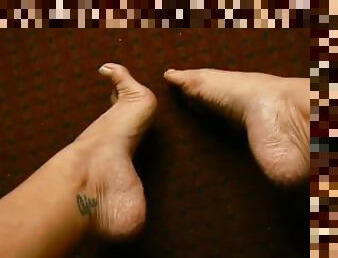 Arched Feet Toe Pointing Wrinkled Soles