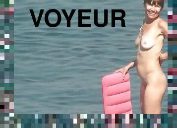 Voyeur loves to see them nude