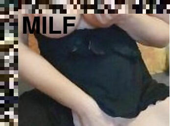 Milf Masturbates and Fingers Her Pussy ????????????