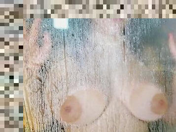 Acompaña a esta chica Venezolana de 18 años a tomar una ducha sensual y provocativa