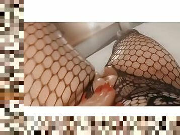 OILED UP BBW SQUIRTING IN FISH NETS