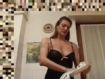 Cheating at home with Vera Lady, a slutty Italian MILF with
