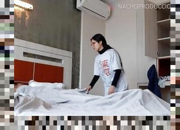 Empleada del hotel entra a limpiar y no soporta las ganas de follar.