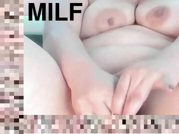 BBW MILF plays with dildo