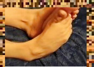 Cum play with my feet daddy