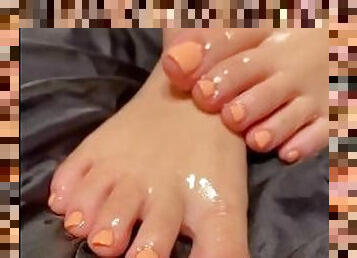 Naughty Nympho Feet “Peach Toes With Oil” EXCLUSIVE Content available on FANSLY@Kittyfilmapeach