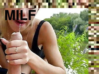 Una MILF italiana ingoia la sborra di uno sconosciuto