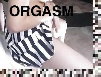 Masturbando apretada vagina hasta temblar las piernas con orgasmo real