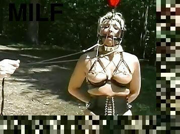 gros-nichons, en-plein-air, milf, bdsm, bas, blonde, percé, bondage, humiliation, brunette