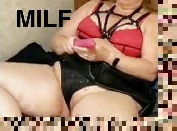 Sexxxy MILF Masturbating and cummimg for you