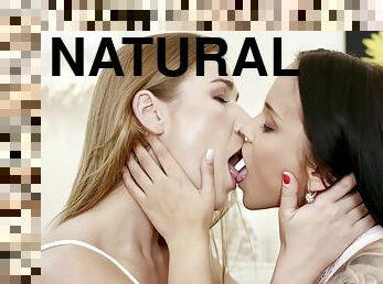 Alexis Crystal & Jennifer Mendez in All Natural Lesbians Scissoring - SexyHub