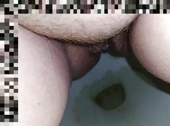 gorda, meando, coño-pussy, amateur, regordeta, baño, a-solas, tatuaje