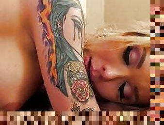 transsexueller, blasen, immens-glied, beule, geile, blondine, tattoo