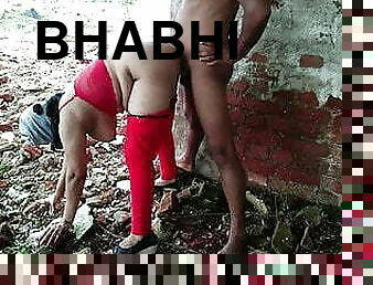 Bhabhi Ki Badi Bahan Ko Public Ke Beech Jungle me Choda