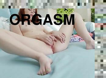 WOWGIRLS Amazing Alice Green brings herself to orgasm on this lazy Sunday afternoon