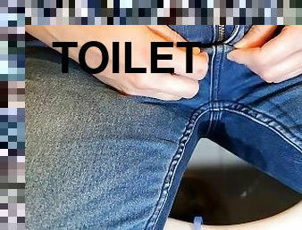 pissing, amatør, toalett, alene, jeans, våt, virkelig