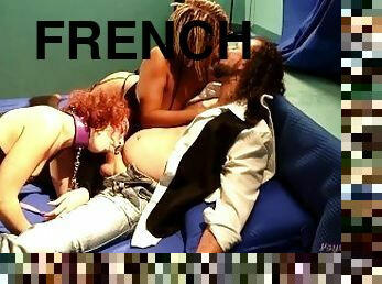 French Kiss e Blowjob Dea Nera Bacia il Marito Mentre la Schiava Bianca Lo Sega e Spompina