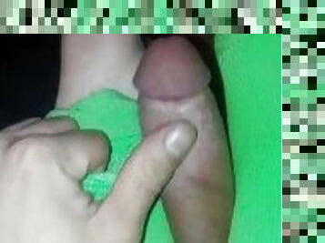 amateur, ejaculation-sur-le-corps, pieds, branlette-avec-les-pieds