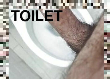 Man creams his strong dick in the toilet and masturbate untill he pie