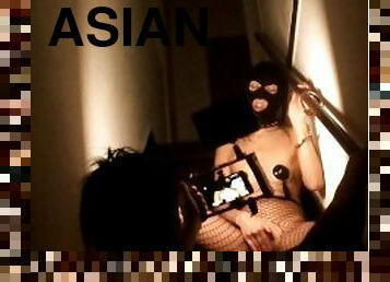 Lors d'un tournage porno bdsm avec une maman asiatique, on laisse  une camera nous espionner