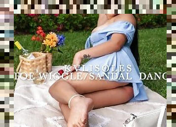 Toe Wiggle/Sandal Dangle