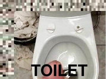????Nasty guy cums in a dirty toilet at work