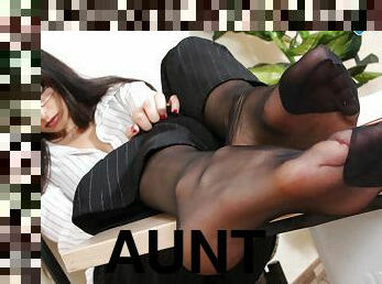 Sexy secretary Sofia flaunts her nylon-covered feet in the office