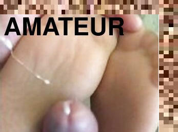 Adoro farlo venire con i piedi.....shoejob,footjob