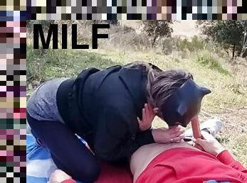 Milf puttanella succhia due cazzi e riceve tanta sborra