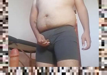 gros homme se masturbe en sous-vêtements