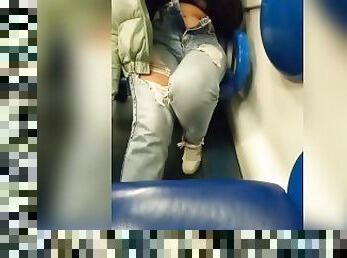 Chica desconocida se toca las tetas frente a mi en el tren