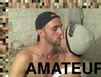 ROMEO se fait baiser par un jeune hetero dans une cave discrete de bruwxelles