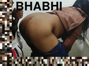 Bathroom Me Mutate Huye Bhabhi Boli Aaj To Muje Chod Dijiye Devar Ji