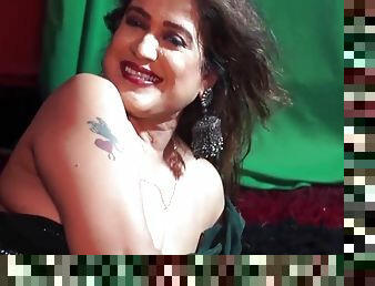 Naughty Aunty In Saree