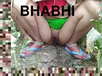 Desi Village Bhabhi Pissing Public Porn Outdoor