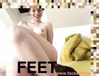 Face sitting licking feet