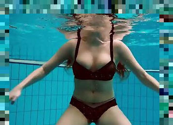 Czech babe Vesta enters the pool naked