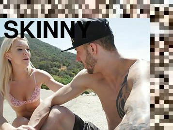 Skinny slender Laura Bentley deepthroats boyfriend's cock